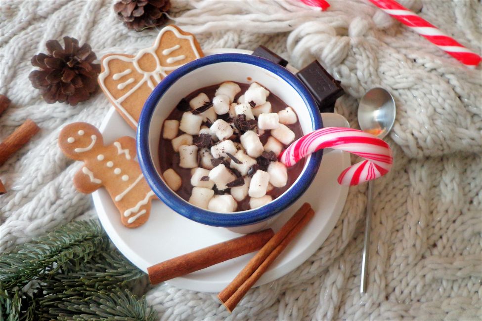 Cioccolata calda alla cannella con marshmallow