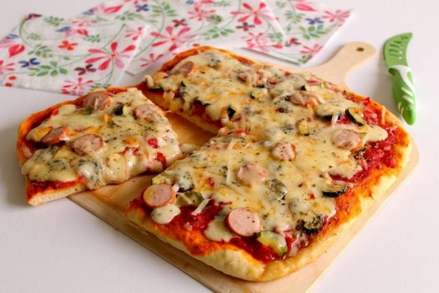 Pizza senza lievitazione ai formaggi con zucchine e wurstel