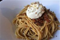Spaghetti con pesto di pomodori secchi, acciughe e philadelphia