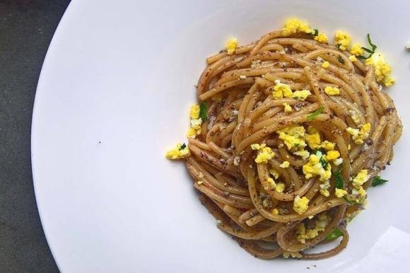 Spaghetti con patè di olive e uova sode