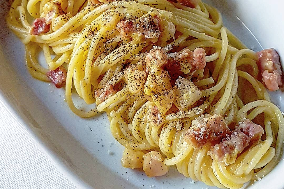Spaghetti alla carbonara con latte e parmigiano