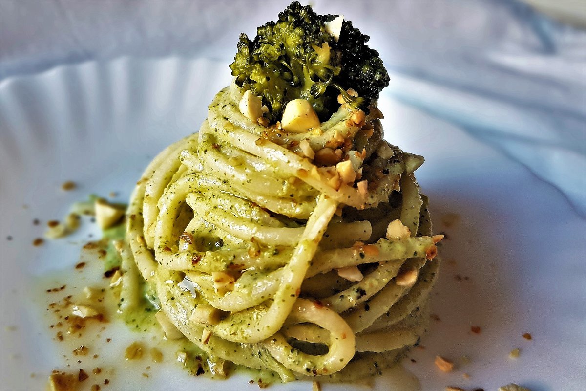 Spaghetti con crema di broccoli e mandorle tostate - Fidelity Cucina