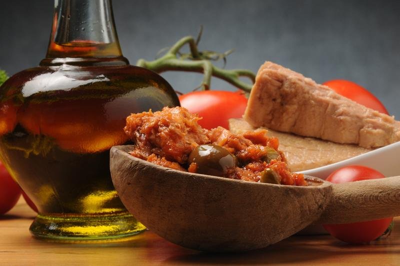 Sugo-al-tonno-e-olive-con-pomodoro