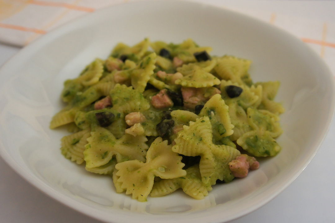 Farfalle con crema di zucchine, pancetta e olive