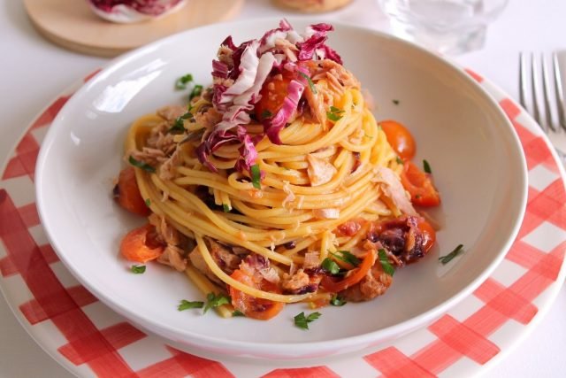 Spaghettoni con radicchio, tonno, pomodorini e capperi