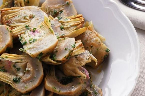Carciofini in umido in padella con aglio e prezzemolo