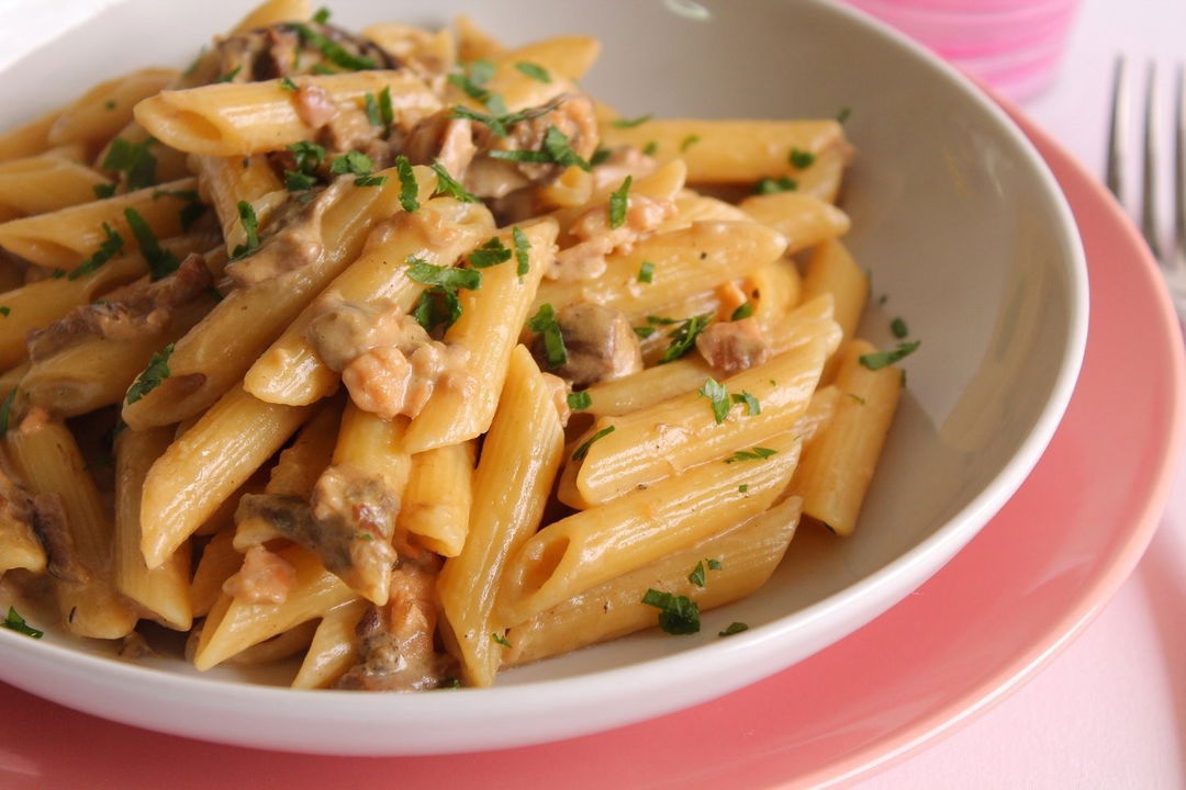 Penne rigate con crema di salmone affumicato e funghi porcini