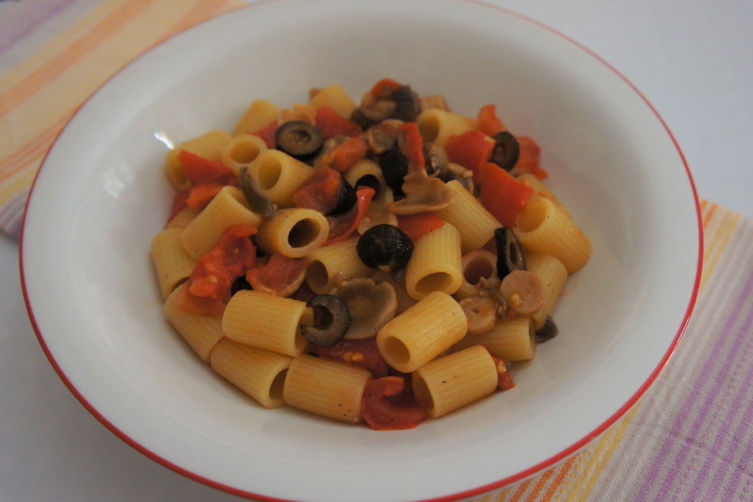 Mezze maniche con pomodorini, funghi e olive