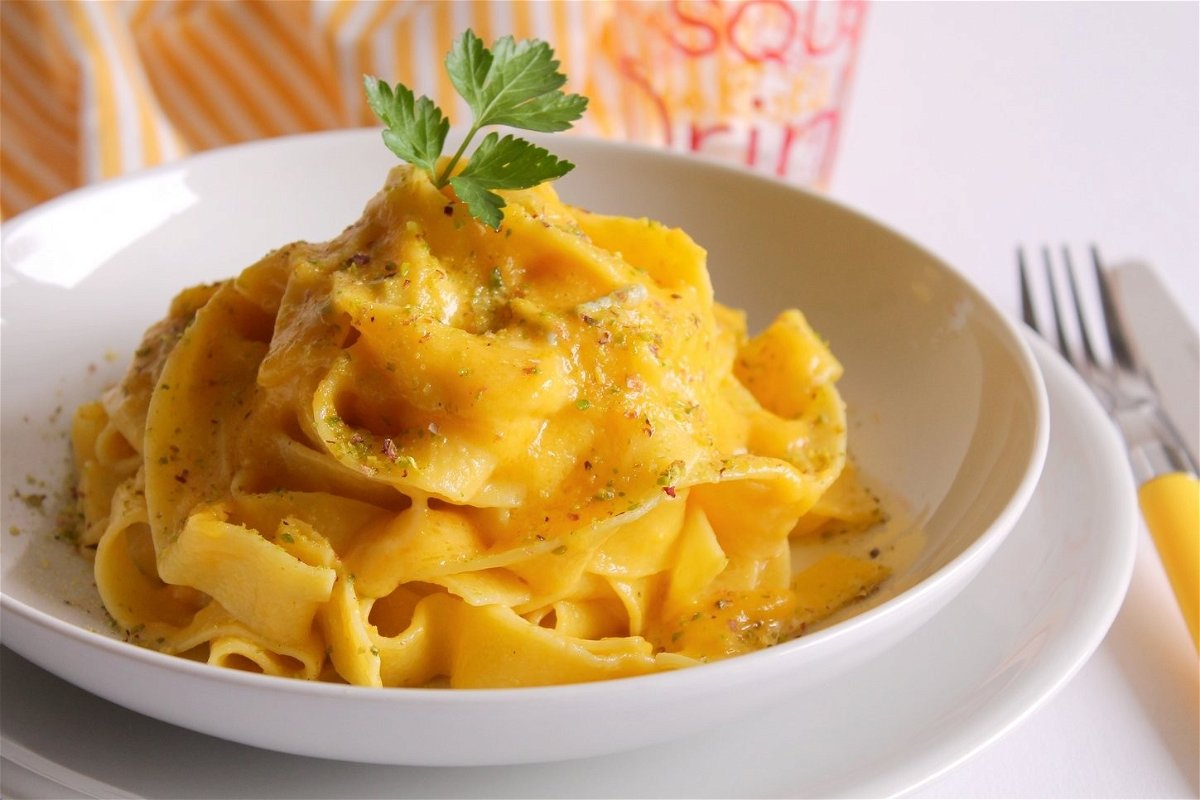 Pappardelle con crema di zucca, gorgonzola e pistacchi - Fidelity Cucina