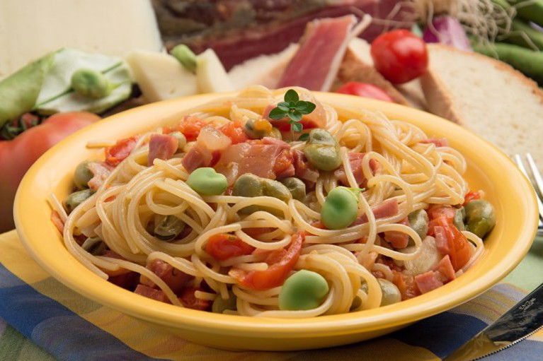 Pasta con le fave fresche, pancetta e pomodorini