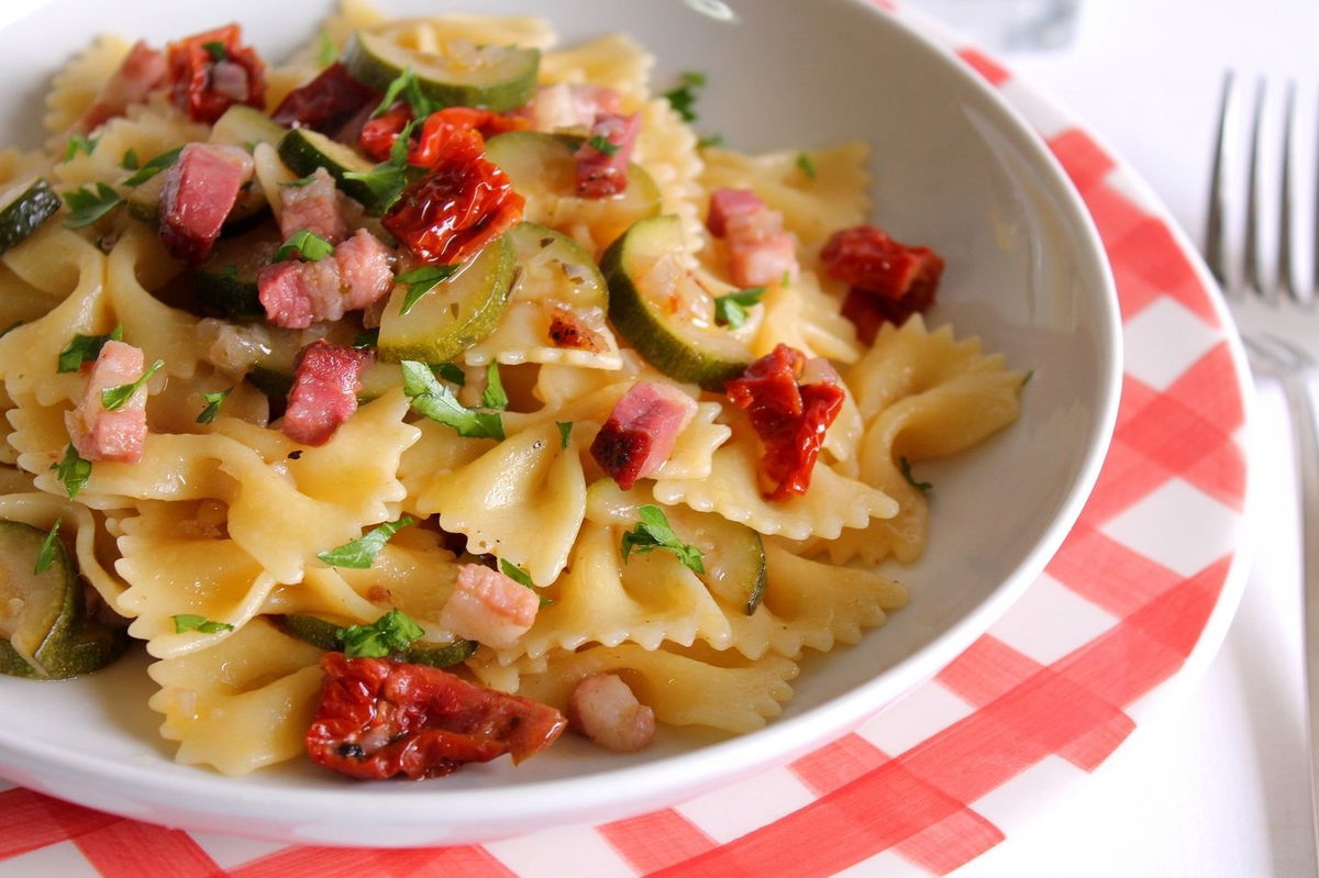 Farfalle Con Zucchine Pancetta E Pomodori Secchi Fidelity Cucina