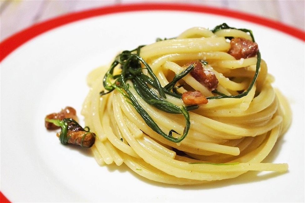 Spaghetti con agretti, pancetta e crema di parmigiano