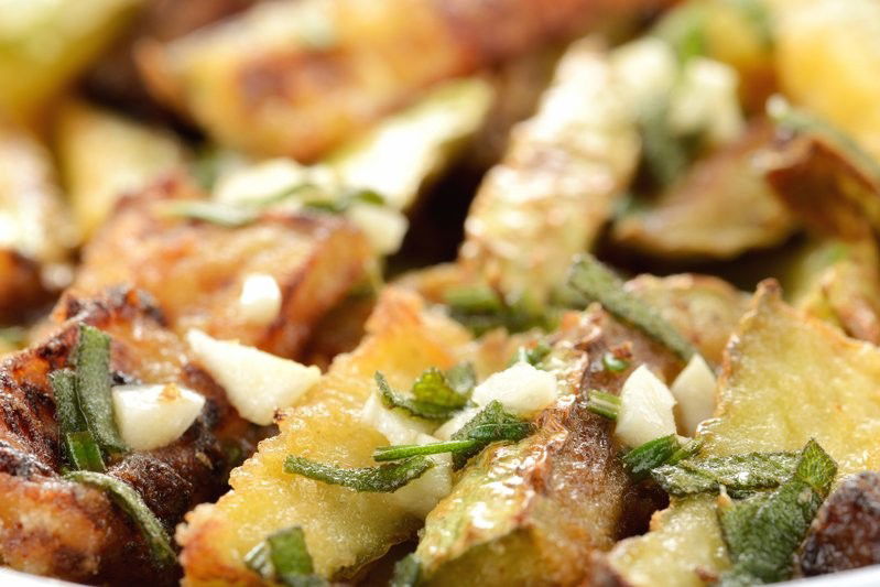 Zucchine in padella croccanti con aglio e salvia - Ricetta ...