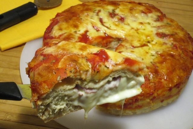 Pizza doppio strato al salame