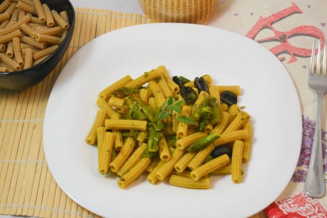 Sedani con punte di asparagi, olive e zafferano