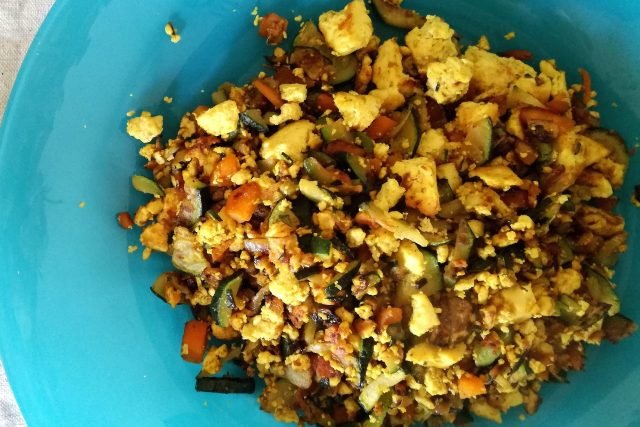 Tofu strapazzato al curry con zucchine e carote