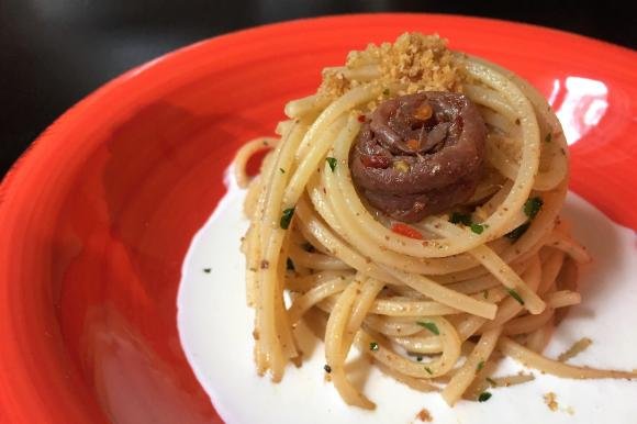 Spaghetti con acciughe, pangrattato e bottarga su crema di stracciatella