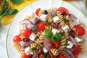 Fusilli con cipolla rossa, feta, pomodorini e olive nere
