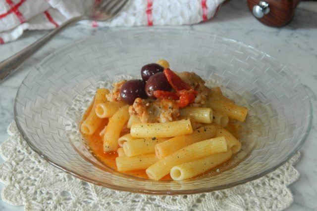 Pasta con salsicce e olive
