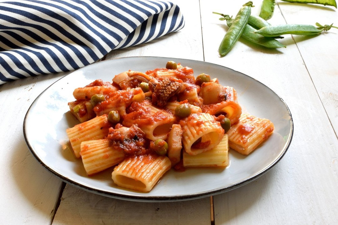 Mezze maniche con ragù di seppie e piselli Fidelity Cucina