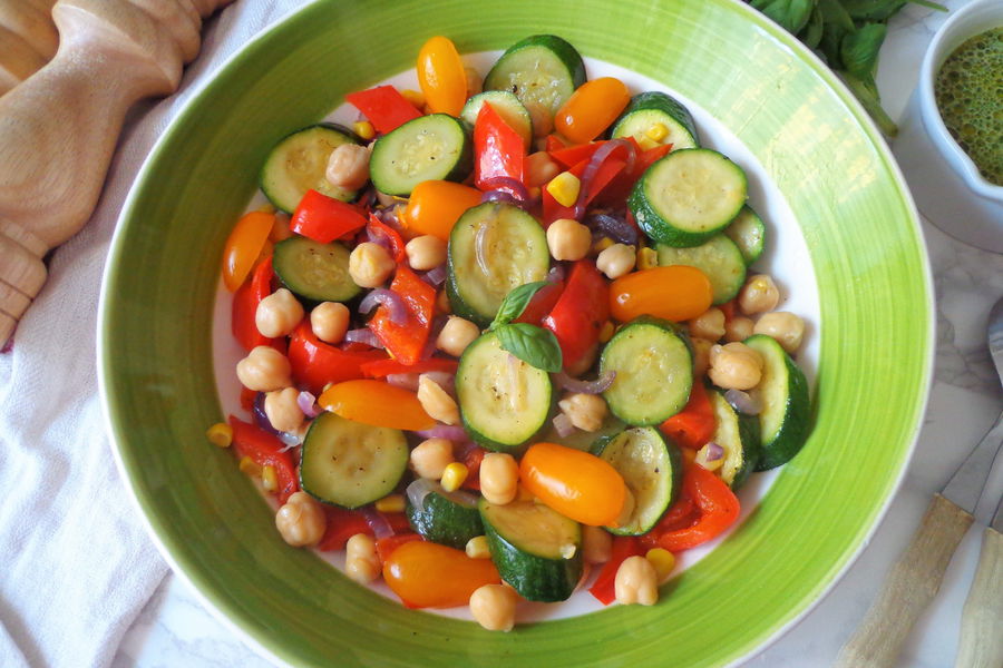 Insalata di verdure, ceci e vinaigrette alle erbe