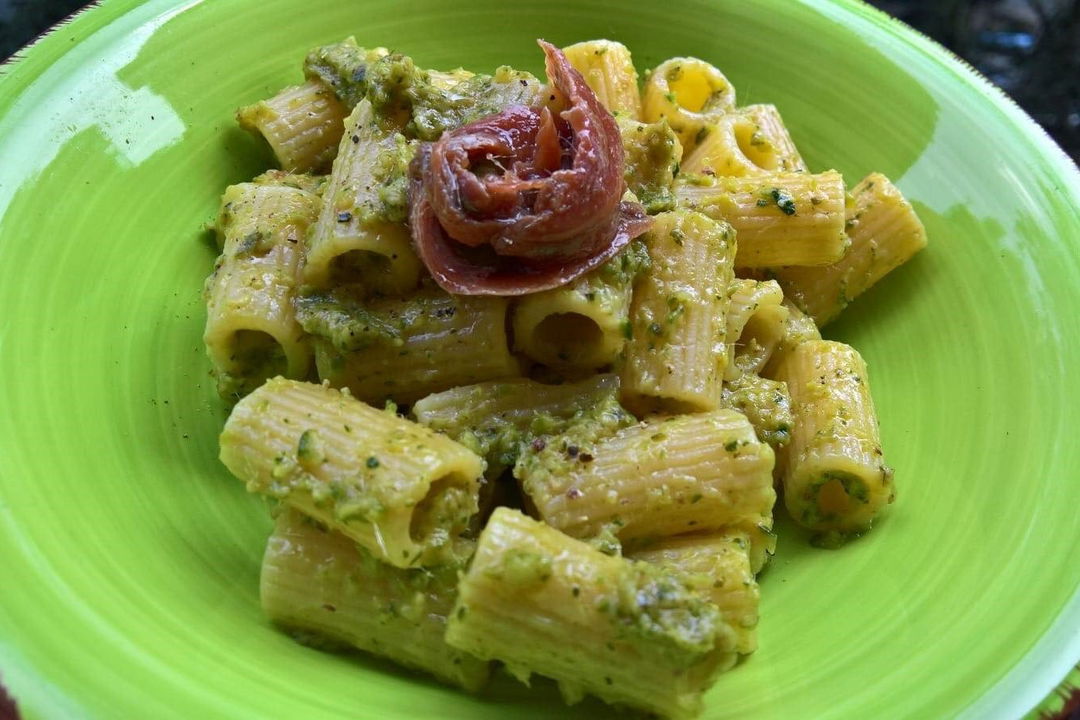 Pasta con crema di zucchine al profumo di lime e acciughe