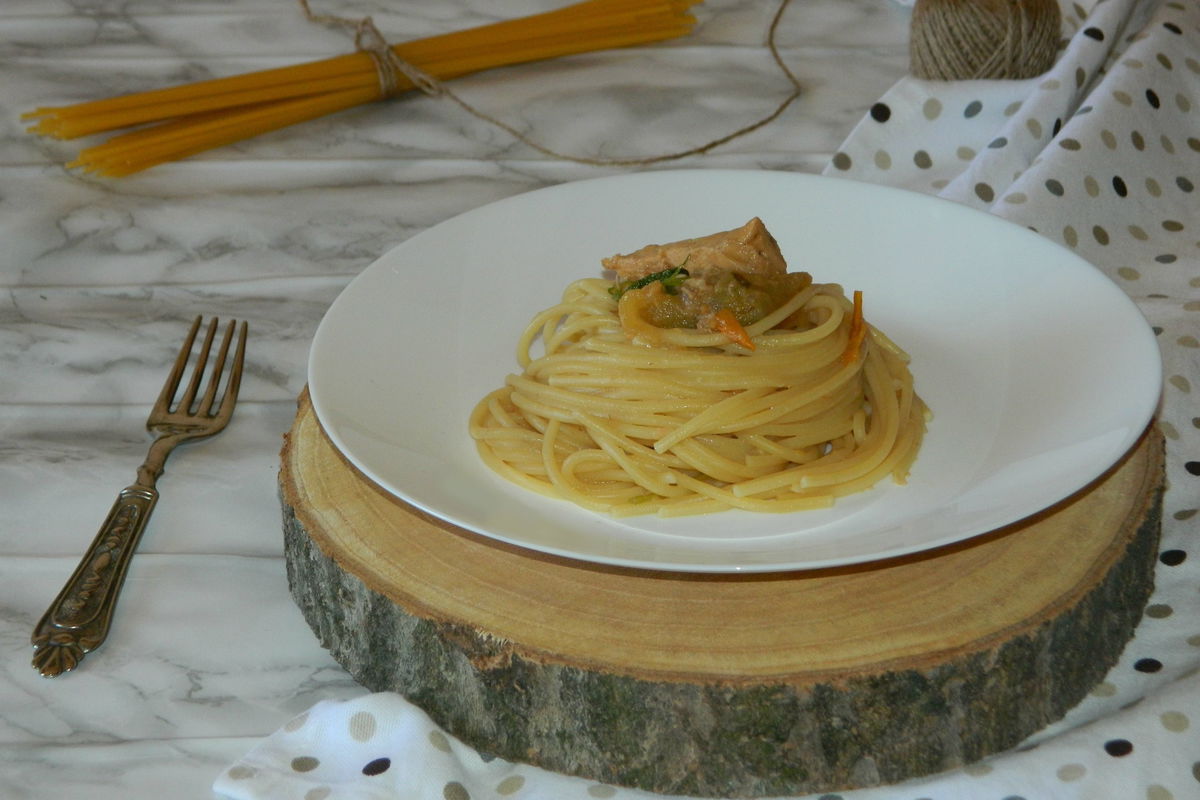 Spaghetti con pomodori gialli e sgombro - Fidelity Cucina