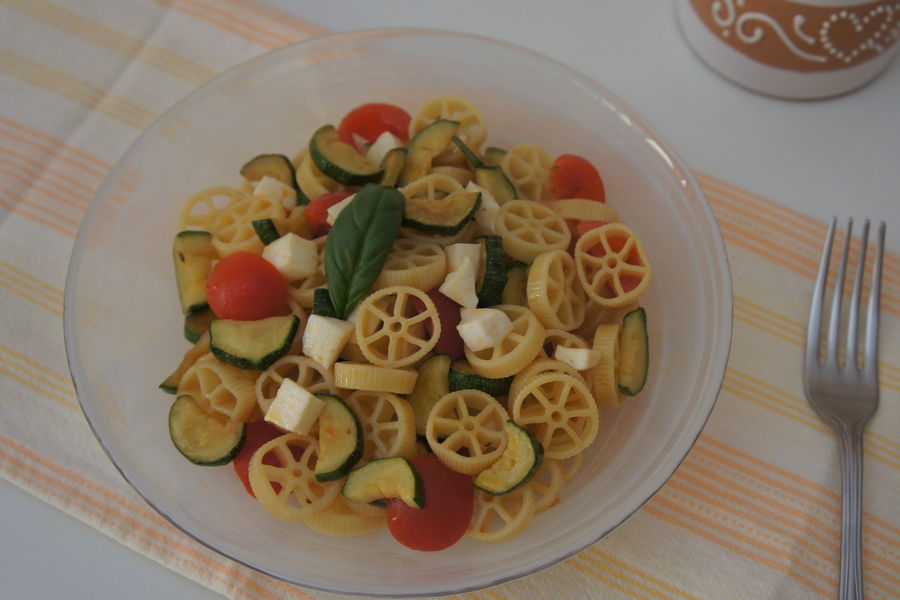 Pasta fredda con zucchine, pomodori e mozzarella