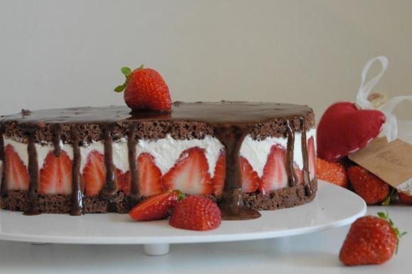 Naked cake cioccolato e fragole