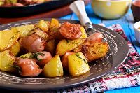 Salsiccia al forno con patate e cipolle