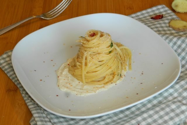 Linguine aglio e olio su fonduta di parmigiano e zenzero
