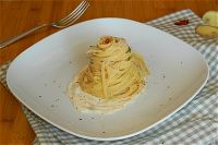 Linguine aglio e olio su fonduta di parmigiano e zenzero