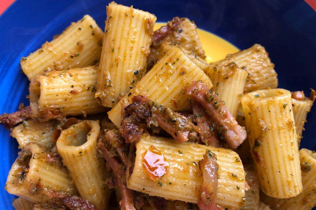 Mezzi rigatoni con crema di zucchine, pomodori secchi e speck - Fidelity  Cucina