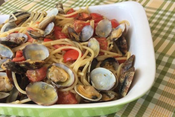 Spaghetti alle vongole con pomodorini e olio di ...