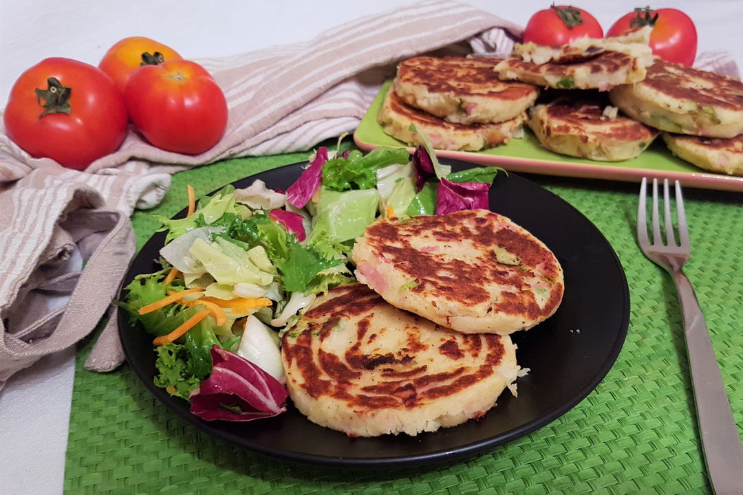 Hamburger di patate alla piastra con zucchine fritte e cotto