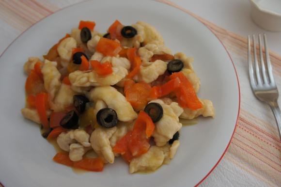 Bocconcini di pollo con peperoni e olive
