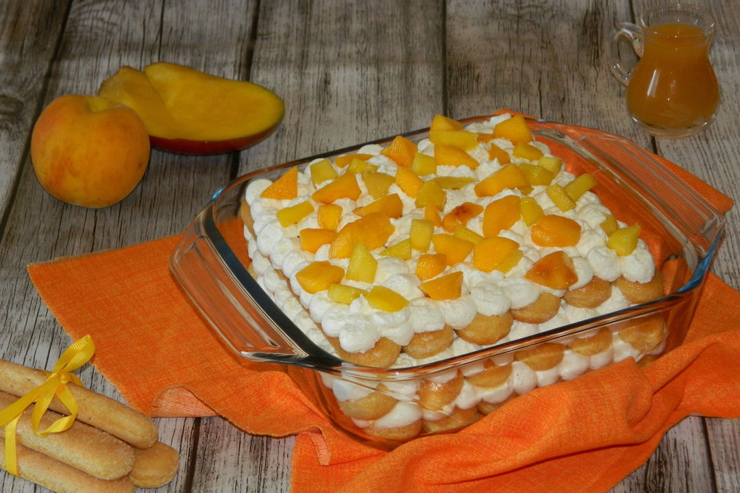 Tiramisù con pesche e mango