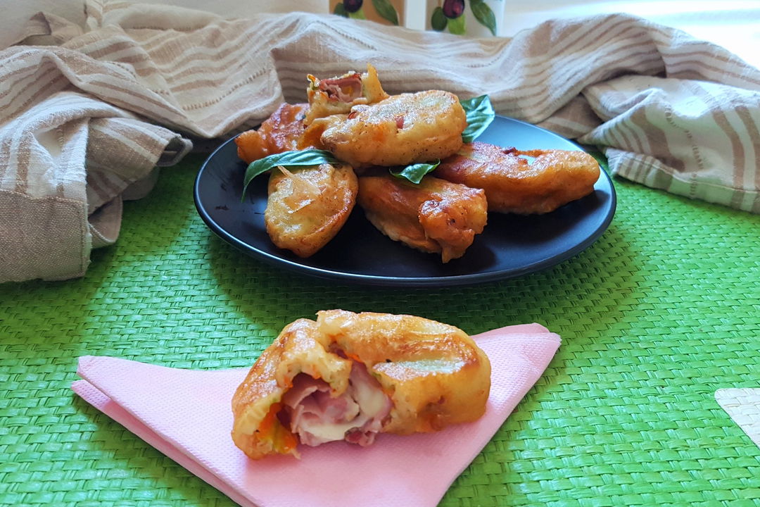 Fiori di zucca in pastella ripieni di speck e bufala