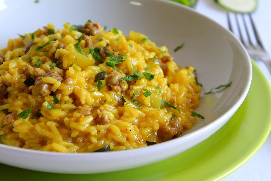 Risotto allo zafferano con zucchine e salsiccia
