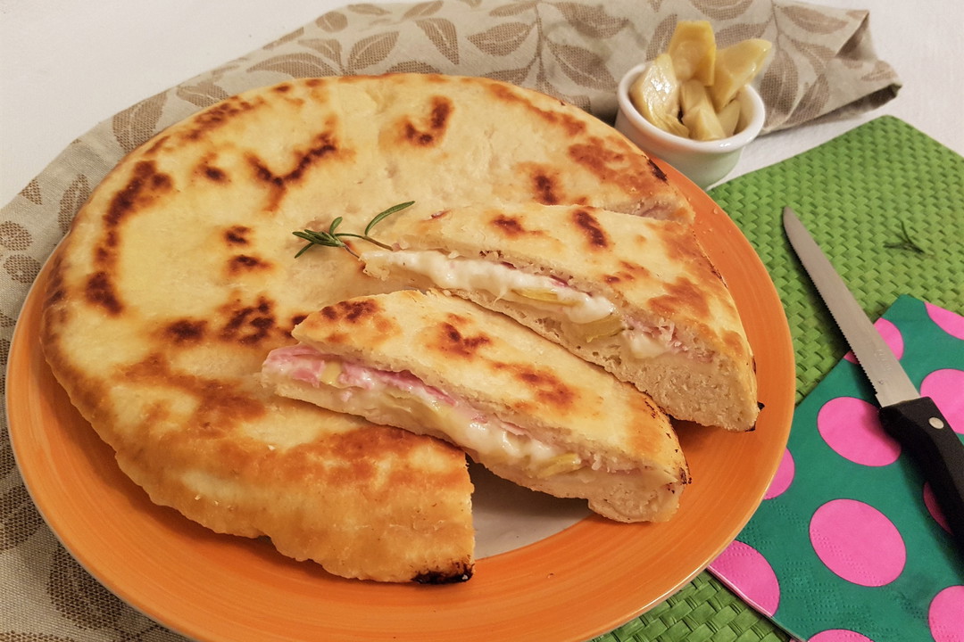 Focaccia in padella con prosciutto cotto, carciofini e stracchino