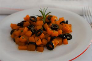 Zucca in padella con olive nere e rosmarino