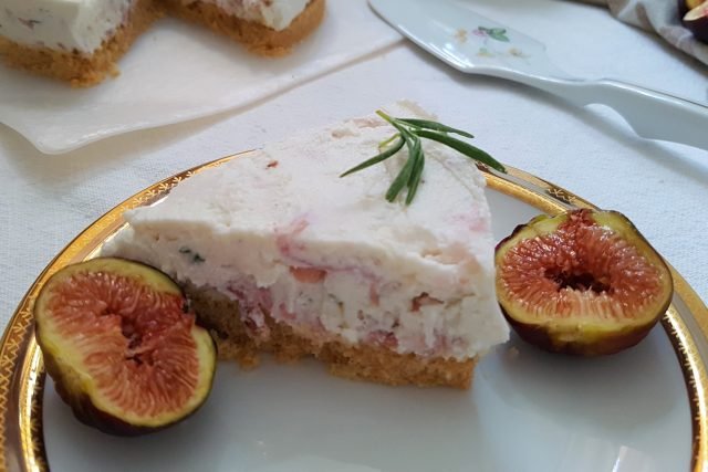 Cheesecake salata con speck, rosmarino e fichi neri