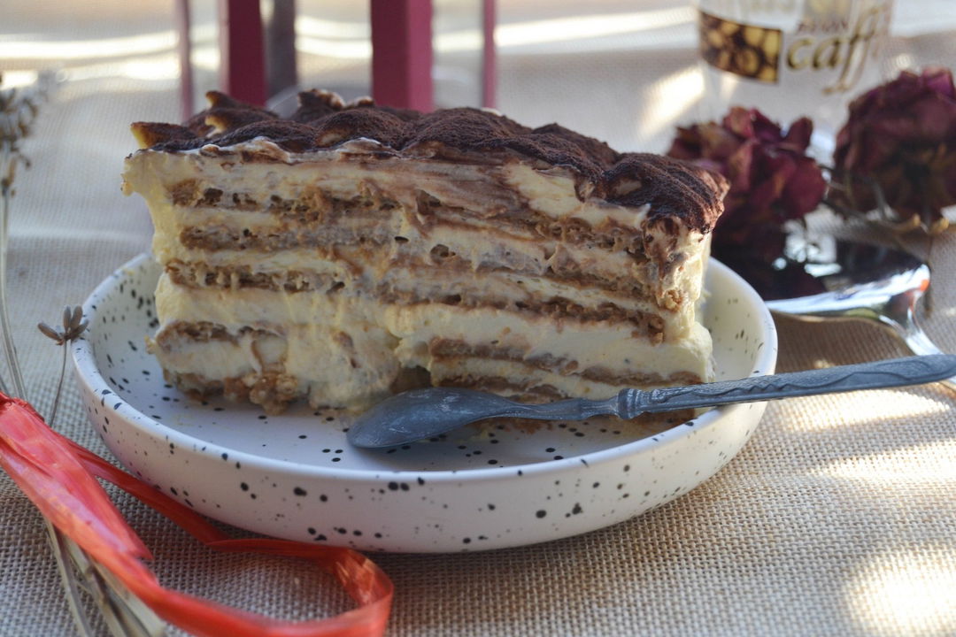 Tiramisù di biscotti con panna e crema chantilly