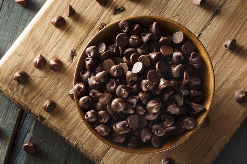 Come non far affondare le gocce di cioccolato nei dolci