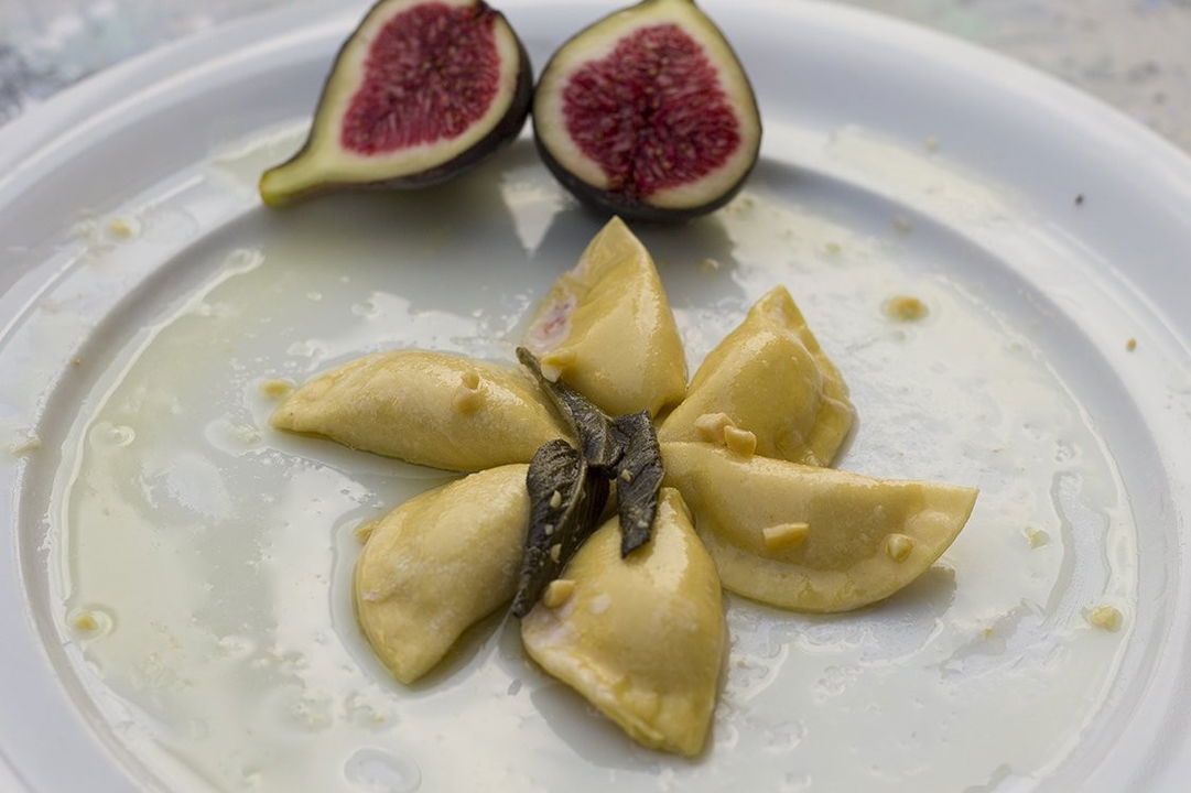 Ravioli di fichi e pecorino con burro, salvia e granella di nocciole
