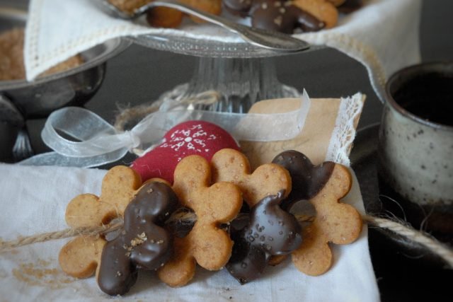 Biscotti al caramello con cioccolato fondente
