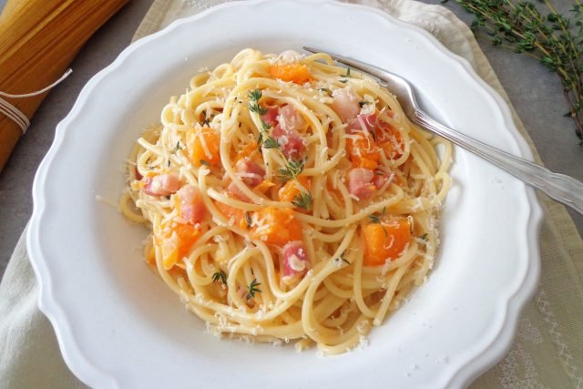 Spaghetti con uova, zucca e pancetta
