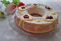 Ciambella con crema pasticcera e marmellata di amarene