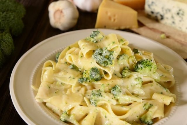 Pasta con crema di broccoli e formaggi