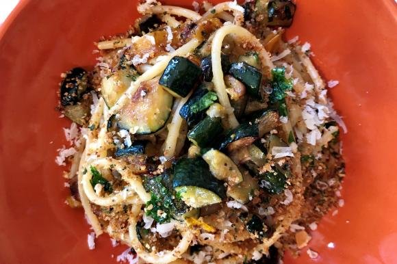Spaghetti con zucchine, peperoni, pangrattato e pecorino